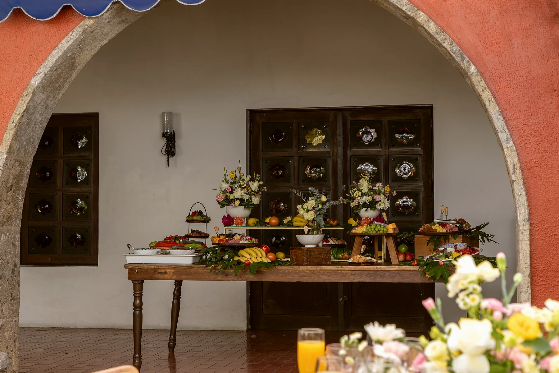 El interior de la casona visto desde el arco de medio punto, con la mesa de bufé montada