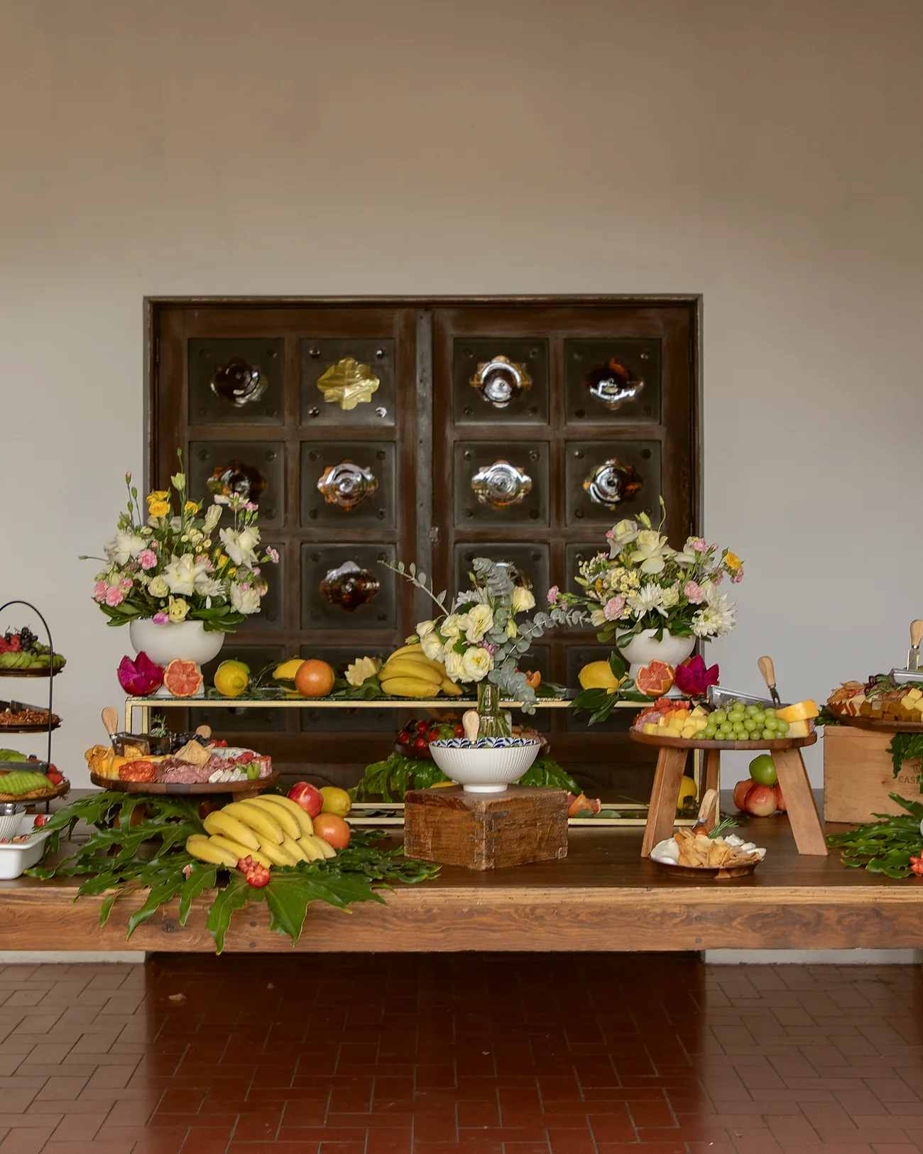 El salón interior de la casona, con el trinchador de madera y la mesa de bufé