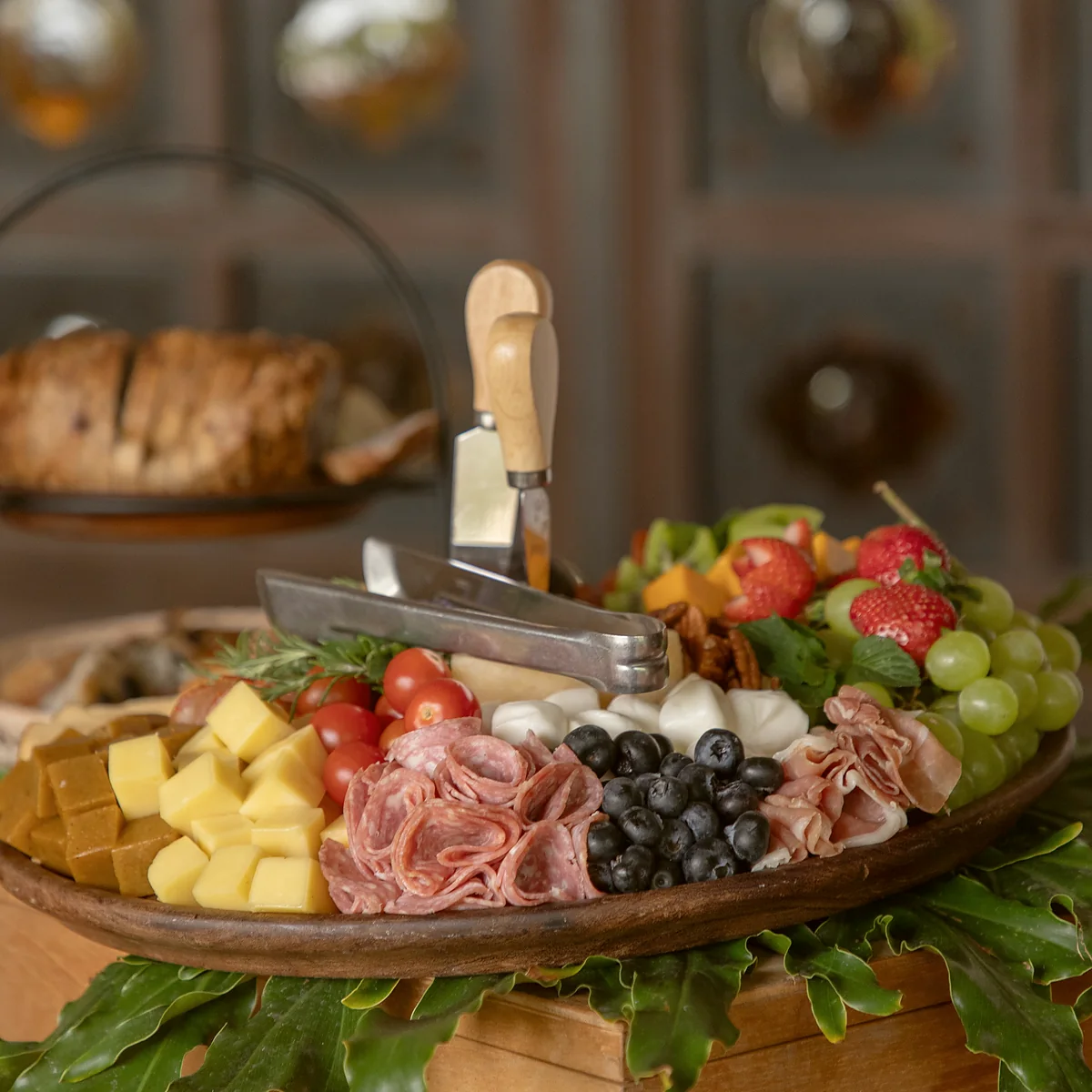 Tabla de quesos, carnes frías y fruta montada para el coctel