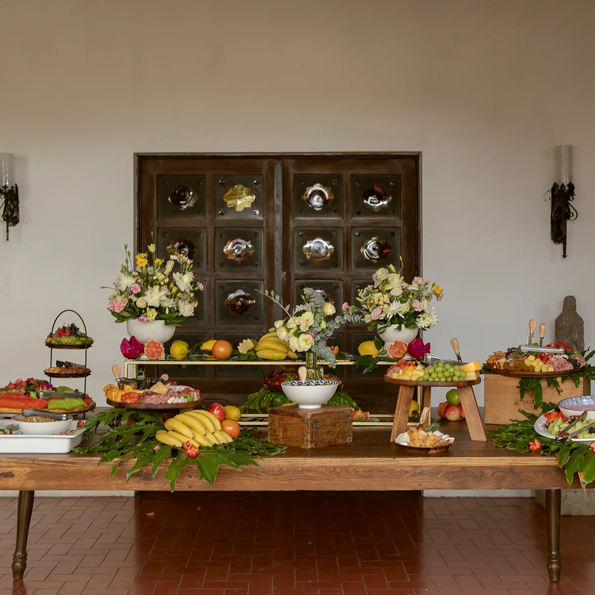 La mesa de bufé montada dentro de la casona