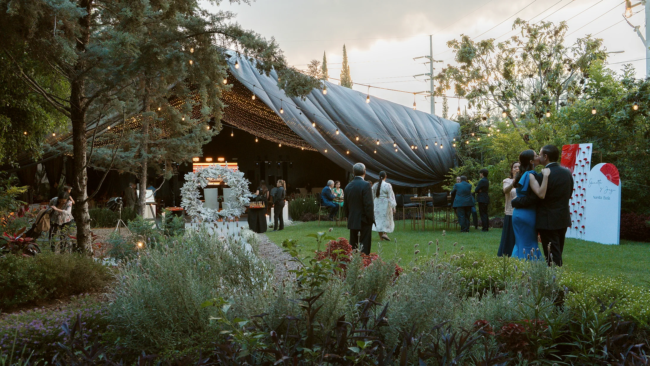 El jardín al atardecer, con el pabellón al fondo durante el coctel