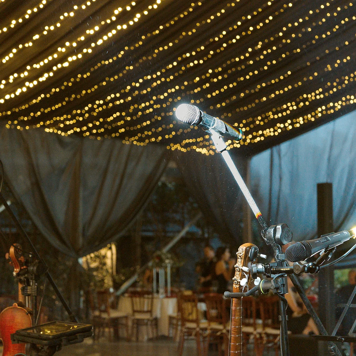 Micrófonos y equipo de audio montados bajo el plafón de luces del pabellón
